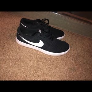 Women’s like new black nike tennis shoe 9